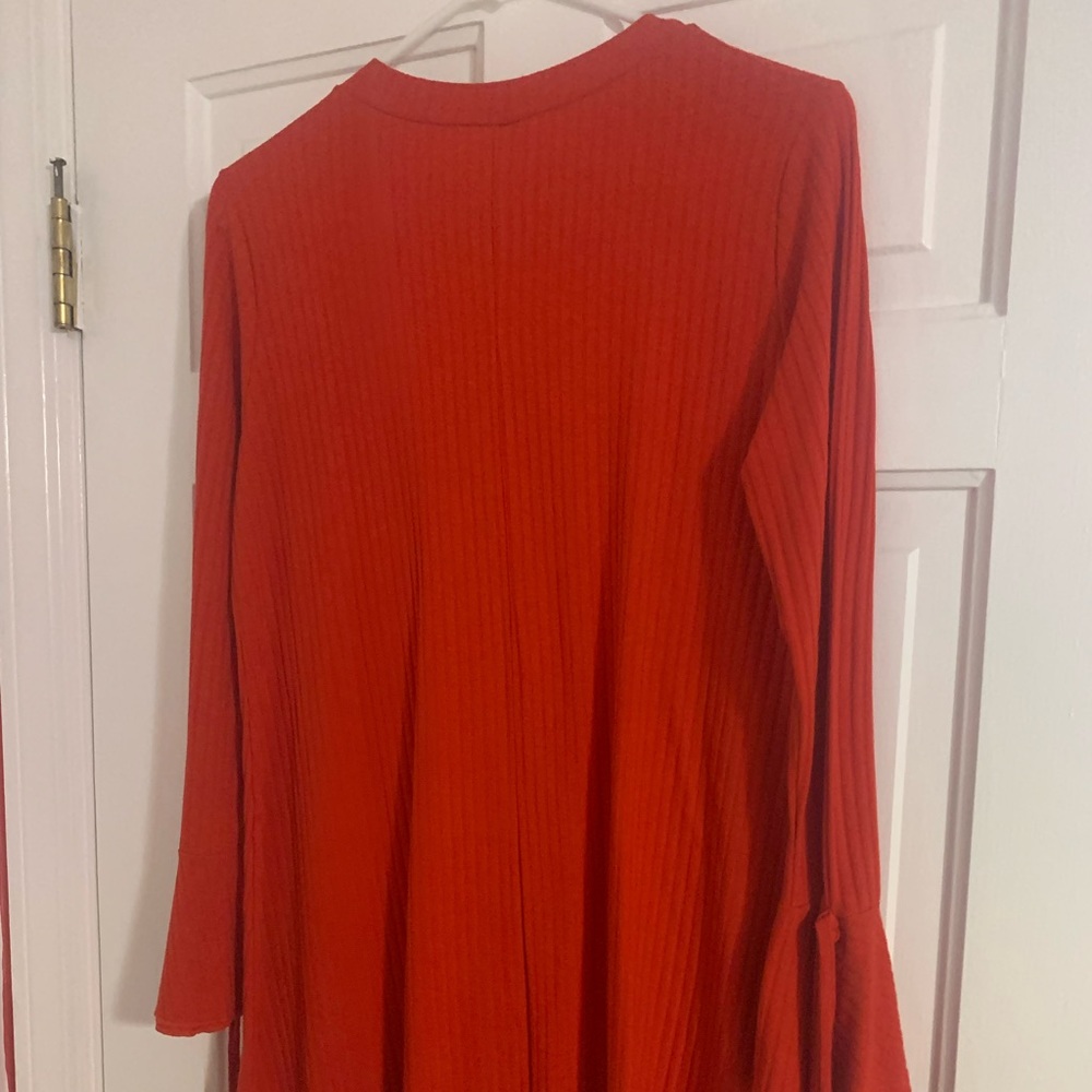 Ribbed red dress with bell sleeves and ties on cuffs